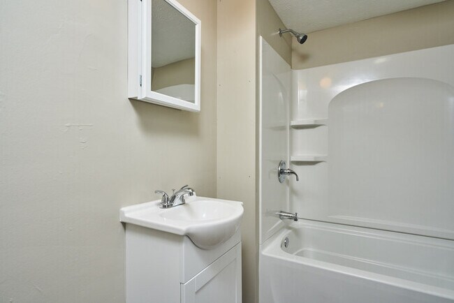 Building Photo - Renovated Bungalow for rent