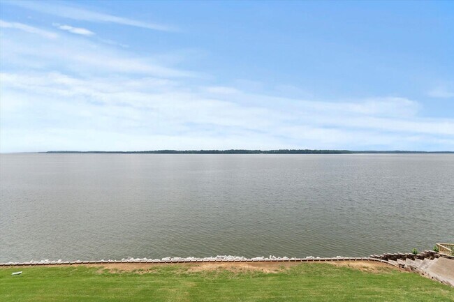 Foto del edificio - Riverfront Living with Spacious Layout and Stunning Views!