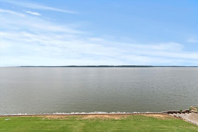 Foto del edificio - Riverfront Living with Spacious Layout and...