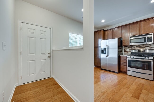 Building Photo - Beautifully maintained 3-bedroom, 3 bath e...