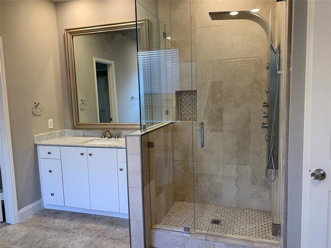 Foto del edificio - 4408 Lakeside Dr