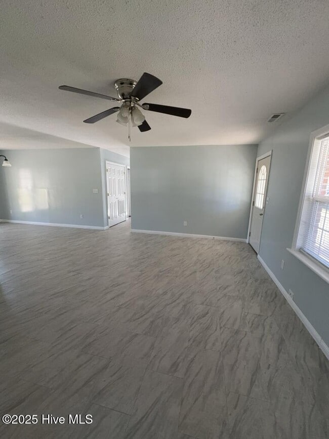 Building Photo - 304 Royal Dr