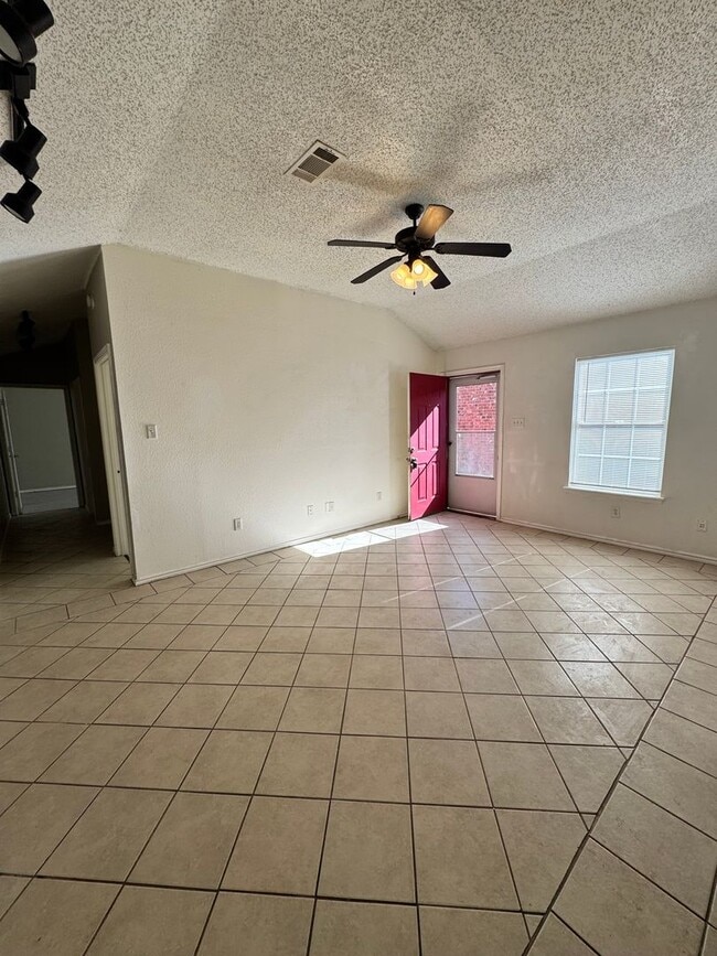 Building Photo - 4 Bedrooms at an Amazing Price! Remodeled 4 bedroom! Move In Special!