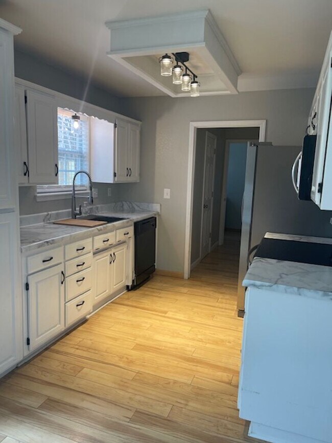 Foto del edificio - BEAUTIFUL HOME IN GREAT LOCATION! EASY ACCESS TO I-49!