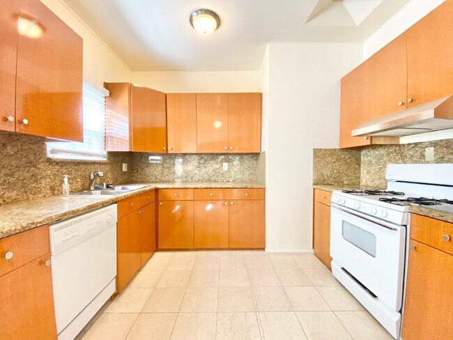 Building Photo - 321 S Reeves Dr