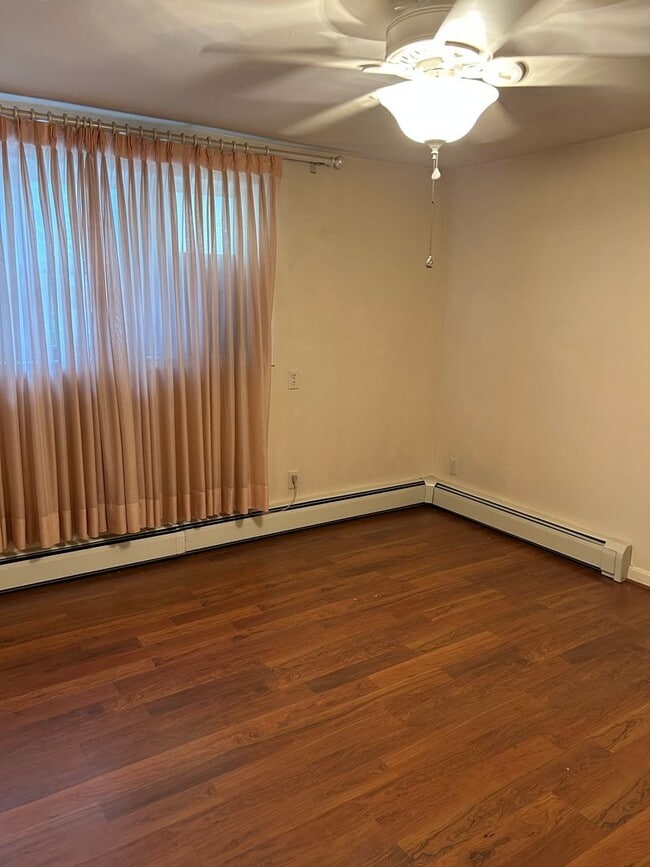 Building Photo - Spacious 1 Bedroom Apartment Available Now!