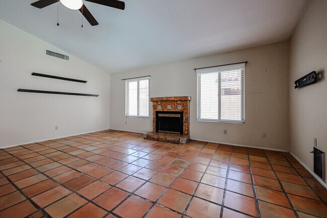Building Photo - Welcome to this stunning 4 bedroom, 2 bath...