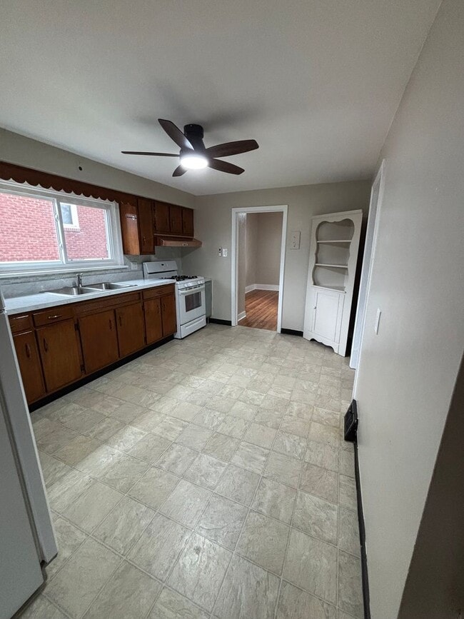 Building Photo - 3 Bedroom Home in Carnegie!