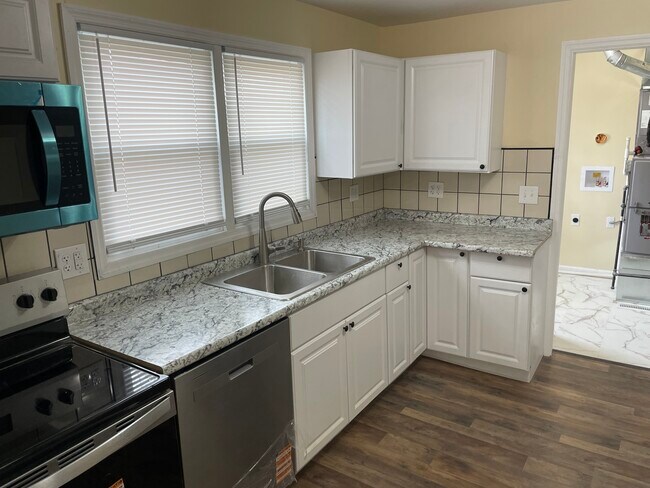 Foto del edificio - 1574 Montgomery Ave