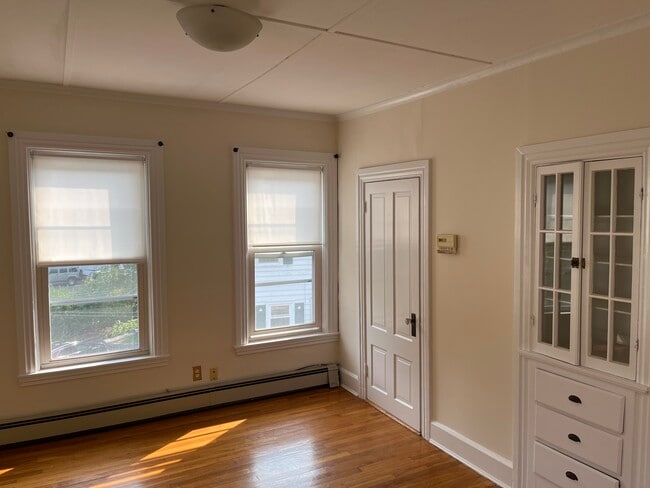 Building Photo - 37 Oak St