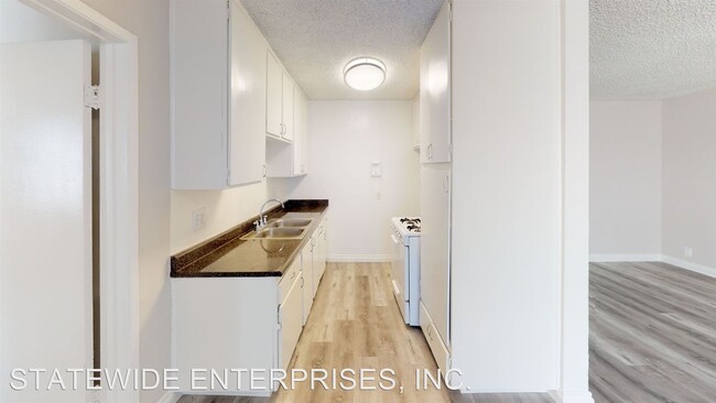 Building Photo - 425 S Catalina St