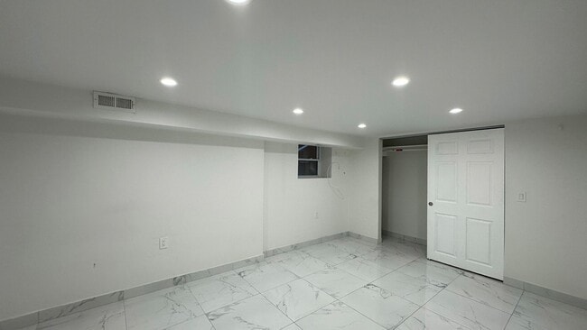 Building Photo - 6207 N Talman Ave