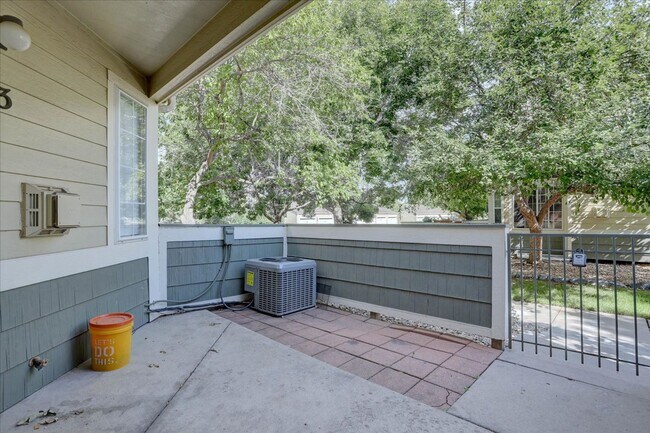 Building Photo - 930 Button Rock Dr