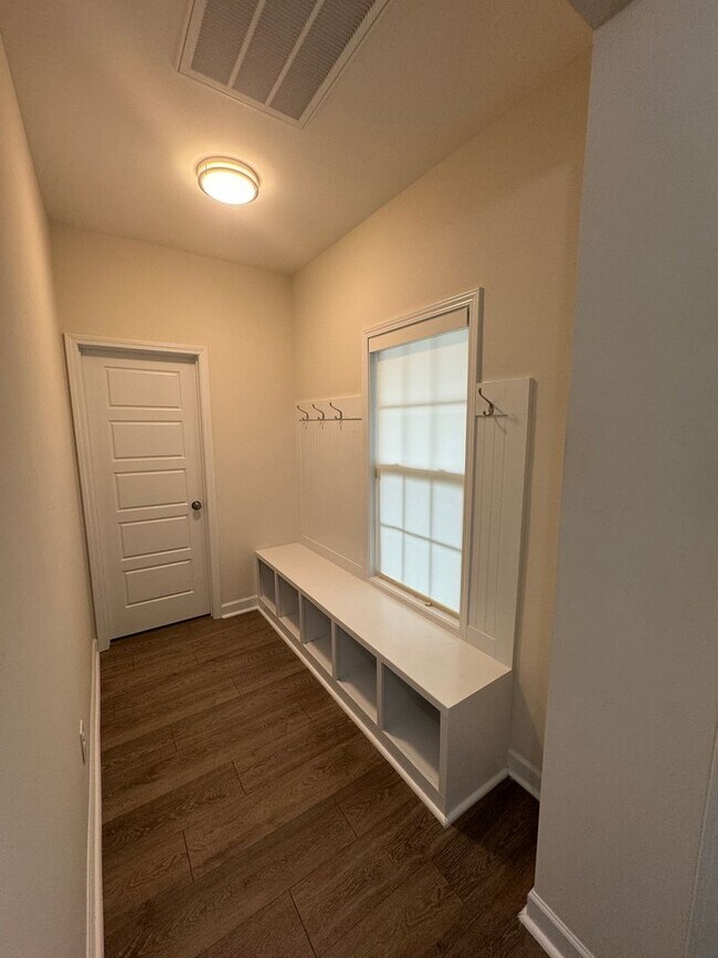 Foto del edificio - Rental - LIKE NEW!!!!  Absolutely Beautiful!!!