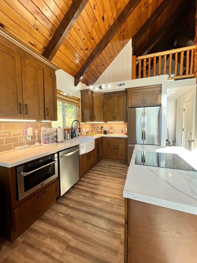 Foto del edificio - Donner Lake Ski Lease — Fully Remodeled Home | Walk to Lake & Market