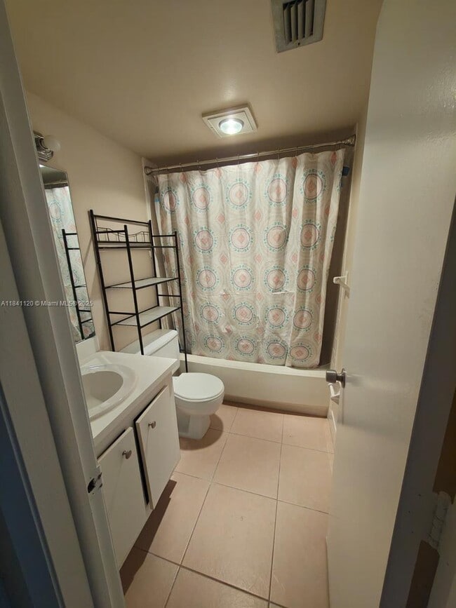 Building Photo - 1811 Sabal Palm Dr