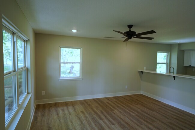 Foto del edificio - 1104 N 1200 Rd