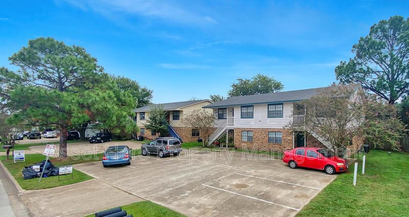 Building Photo - 702 Navarro Dr