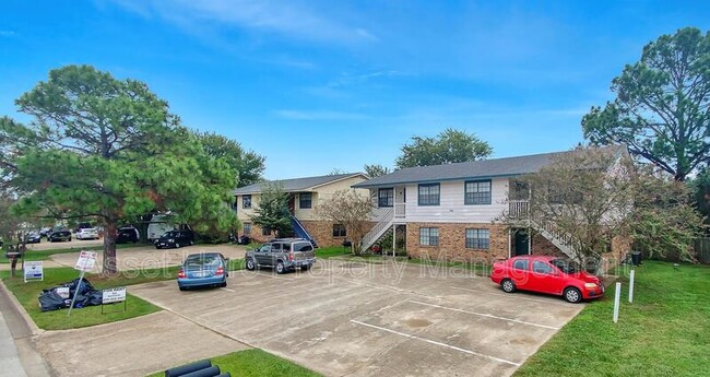 Building Photo - 702 Navarro Dr