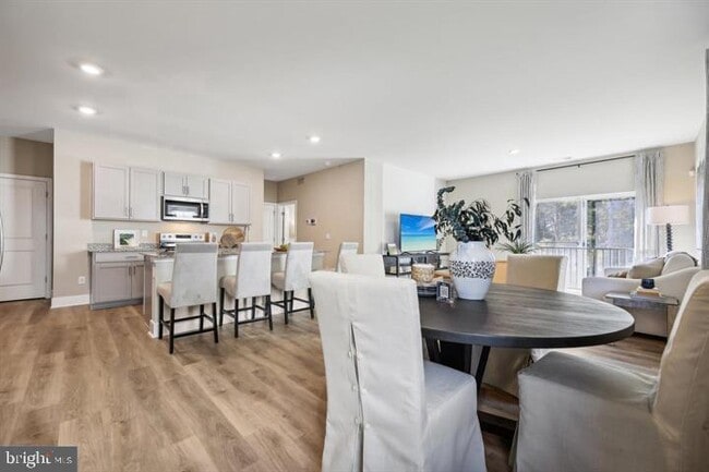 Foto del edificio - 112 Charing Cross Dr