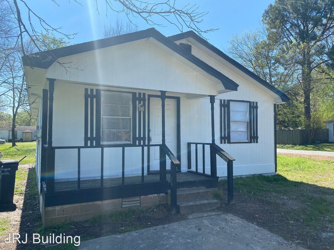 Primary Photo - 3 br, 1 bath House - 201 N. Oak Street