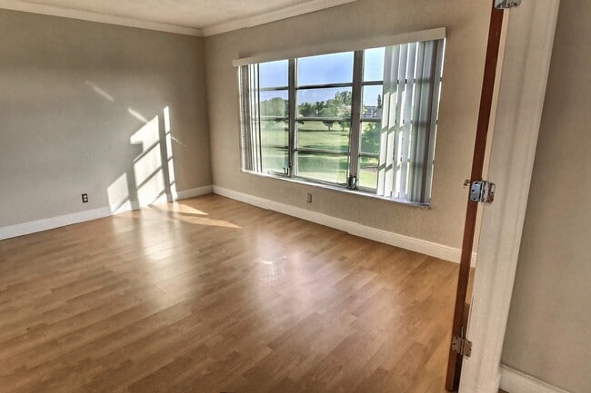 Foto del edificio - 3100 N Palm Aire Dr