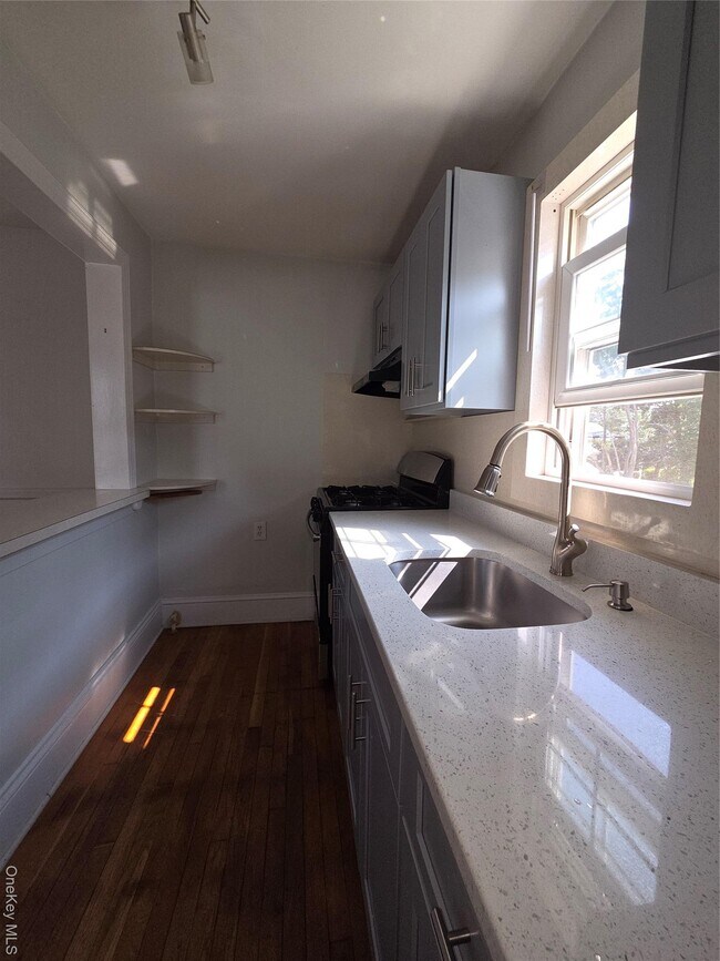 Foto del edificio - 745 Lakeside Dr