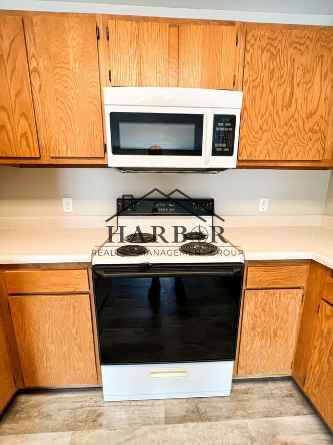 Building Photo - 2 Bedroom 1 Bath Partially Renovated - SPE...
