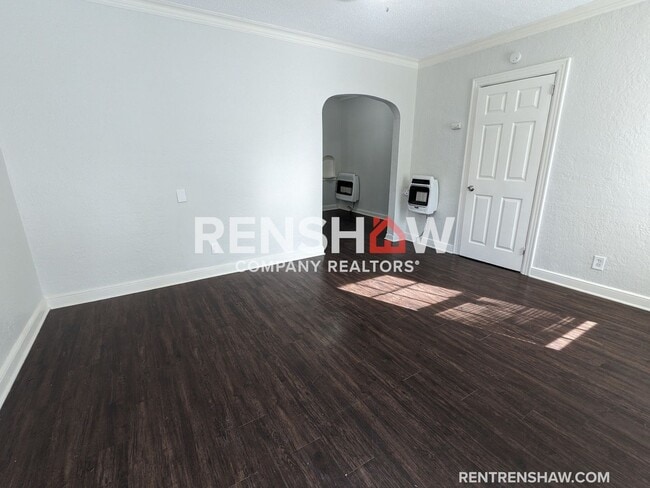 Building Photo - Renovated Duplex - 1 Bed / 1 Bath - Bingha...