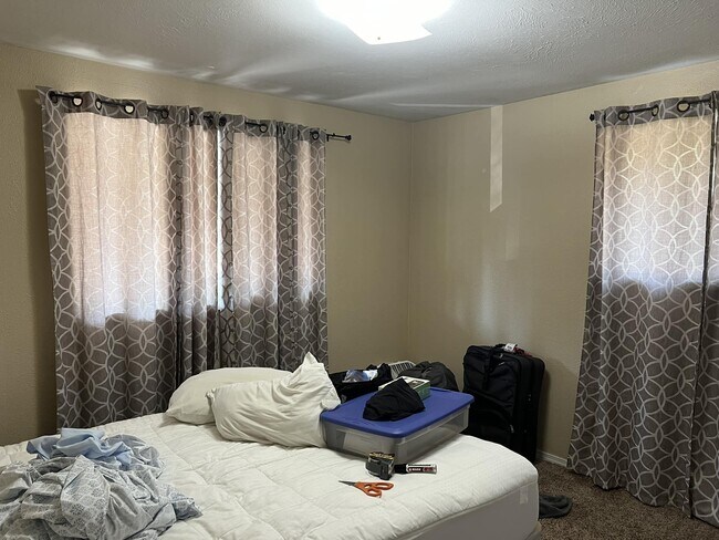 Bed 2 - 1223 W Bellwood Dr