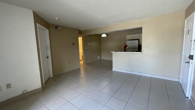Building Photo - 250 Palm Cir W