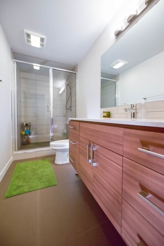 Building Photo - Fantastic 3 Bedroom Townhome w/Attached Garage and A/C in Seattle!!