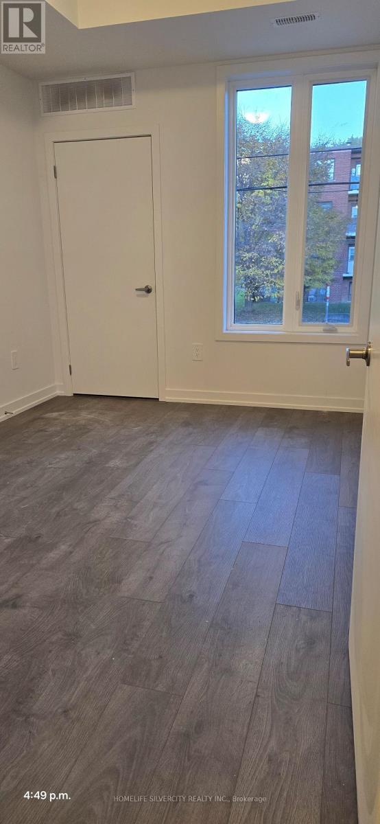 Photo du bâtiment - 1680 Victoria Park Ave