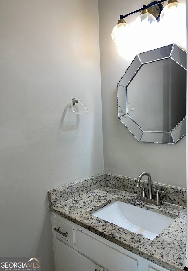 Building Photo - 945 Silverwood Dr