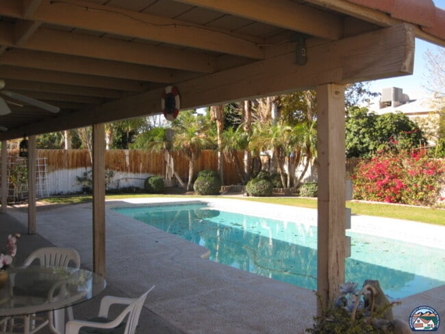 Foto del edificio - 2442 Vine St