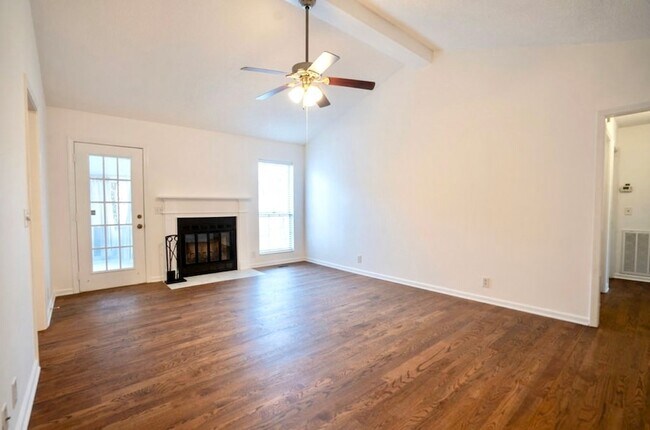 Foto del edificio - 101 Heathcote Ct