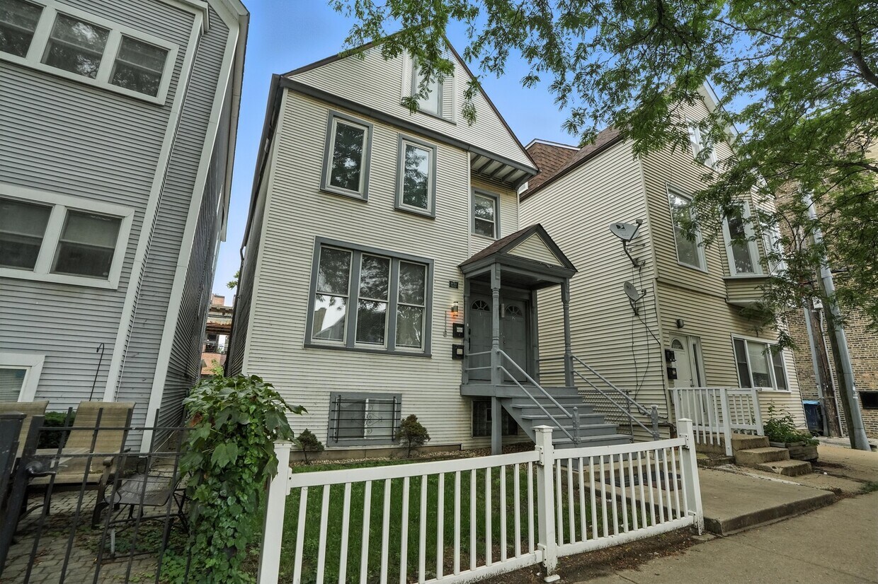 Foto principal - 1116 W Roscoe St