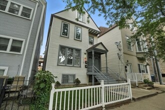 Building Photo - 1116 W Roscoe St