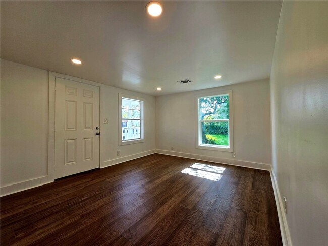 Foto del edificio - 4642 Mierianne St