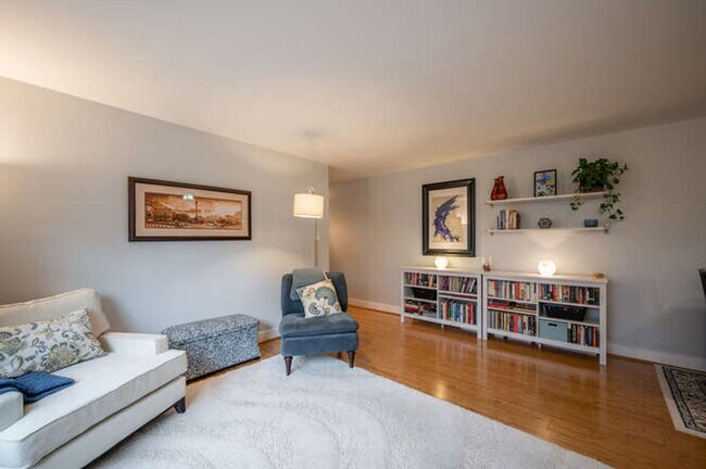 Building Photo - Beautiful 1 BR/1 BA Condo in Columbia Heig...