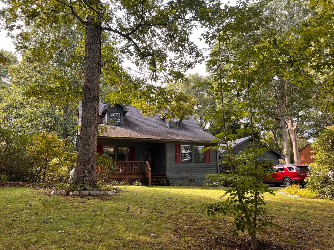 16 Oakwood Rd, Candler, NC 28715 House Rental in Candler, NC