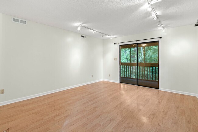 Foto del edificio - East Asheville Condo in The Cloisters