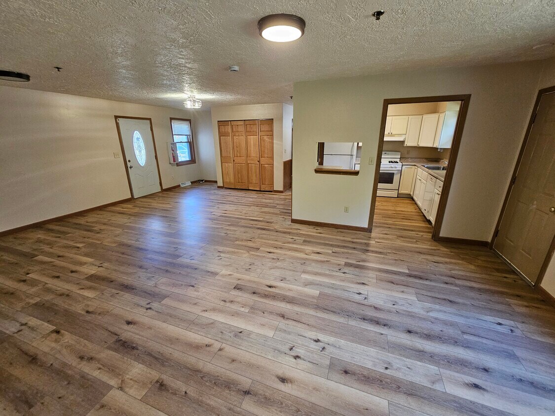 Foto principal - 531 Lakeshore Ct