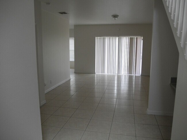 Building Photo - Estancia
