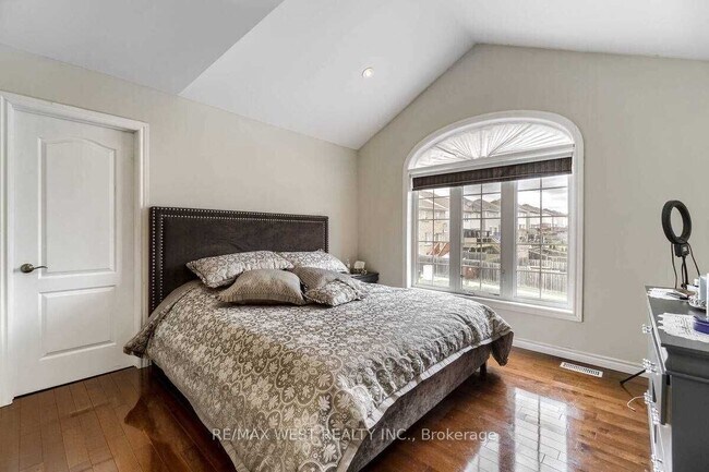 Photo du bâtiment - 1200 Langley Cir