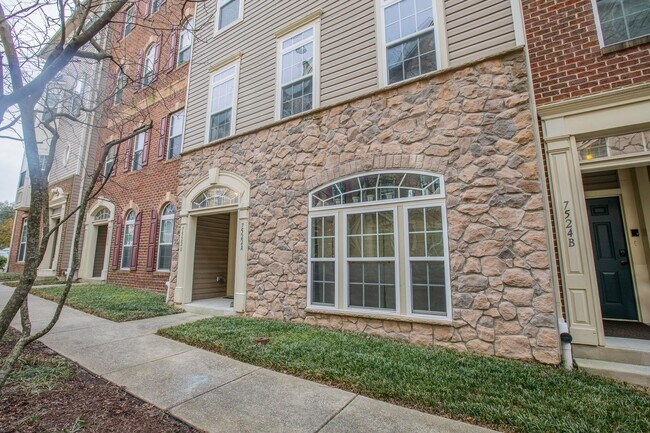 Building Photo - Inviting 3 BR/2.5 Townhome in Hanover!
