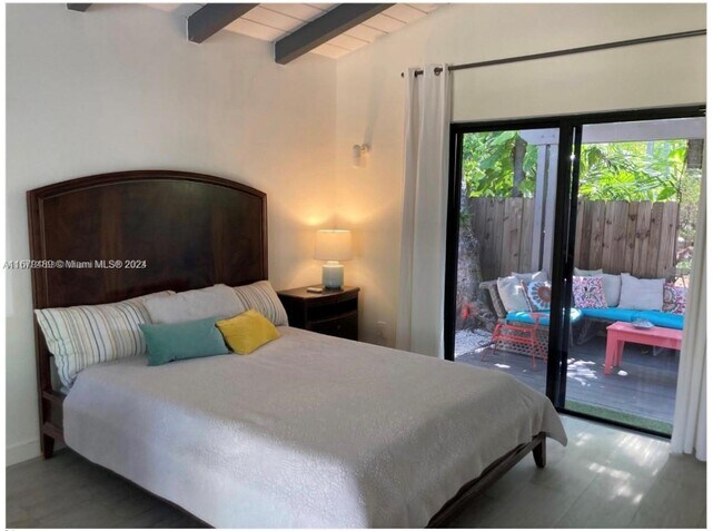 Foto del edificio - 439 NE 74th St