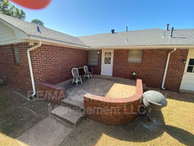 Building Photo - 6300 N Wildewood Dr