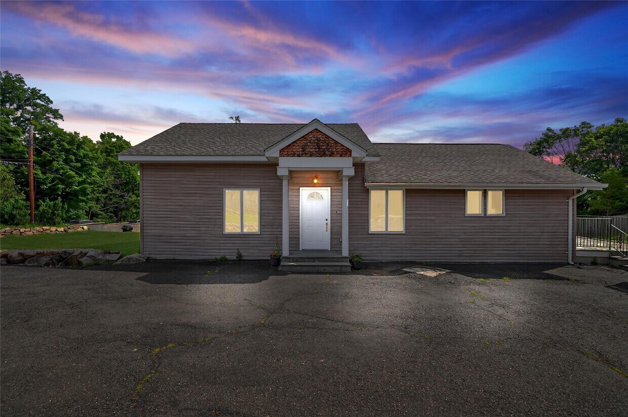 Foto principal - 462 N Liberty Dr