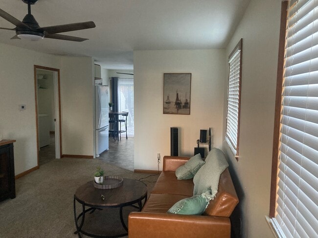 Foto del edificio - 990 Pine Rd